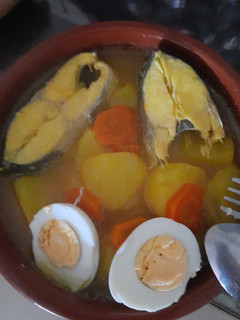 Una foto de Lubina con patatas guisadas