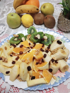 Una foto de Ensalada de frutas con frutos secos y arándanos