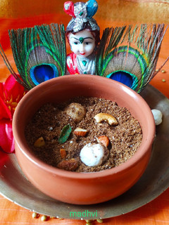 धनिया पंजीरी (Dhaniya panjiri recipe in Hindi) रेसिपी मुख्य फोटो
