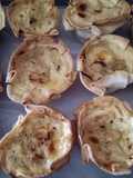 Canastas de cebolla caramelizada y queso