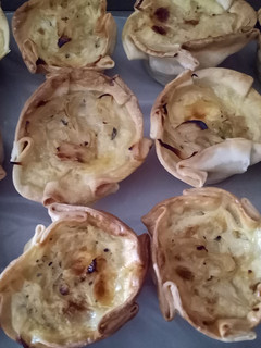 Una foto de Canastas de cebolla caramelizada y queso