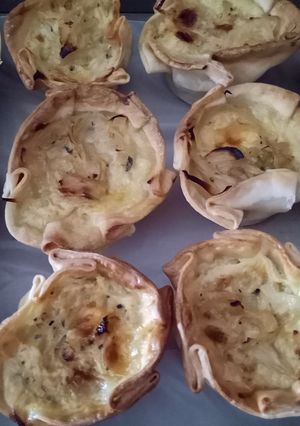 Una foto de Canastas de cebolla caramelizada y queso