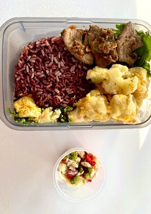 รูปของ เมนูข้าวกล่อง🍚🌶️ตับทอดกระเทียม🧄ดอกกะหล่ำผัดคื่นช่ายกับไข่🥚🧄🥬