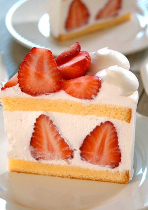 A picture of Strawberry Decoration Cake, Chantilly Fraise.
