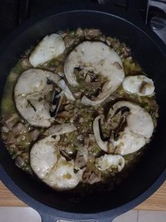 Una foto de Merluza con setas