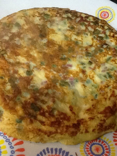 Una foto de Tortilla de espárragos, jamón y queso fresco