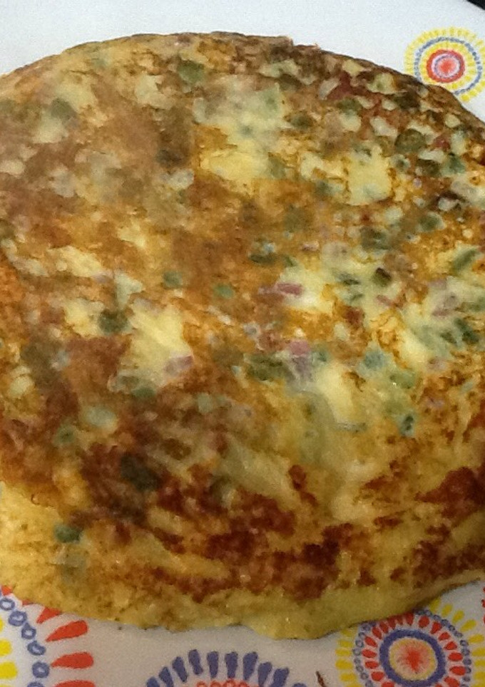 Una foto de Tortilla de espárragos, jamón y queso fresco