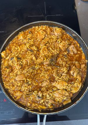 Una foto de Arroz meloso de pollo y champiñones