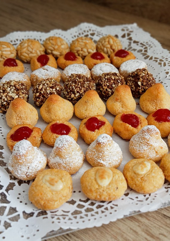 Una foto de Panellets - dulce típico del Día de todos los Santos