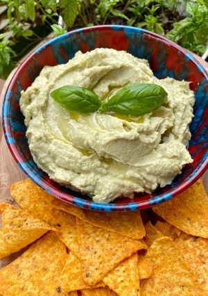 Une photo de Houmous avocat pois chiches