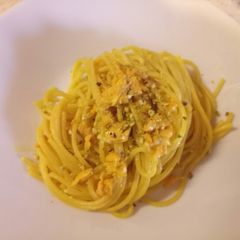 Spaghetti with salmon, saffron and pistachio nuts A picture of Spaghetti with salmon, saffron and pistachio nuts.