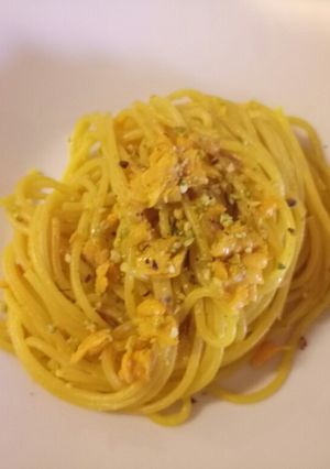 A picture of Spaghetti with salmon, saffron and pistachio nuts.