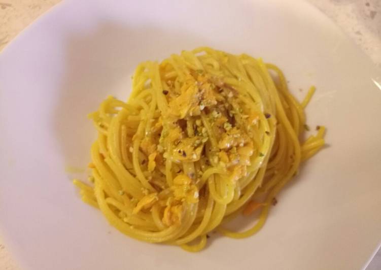 Spaghetti with salmon, saffron and pistachio nuts