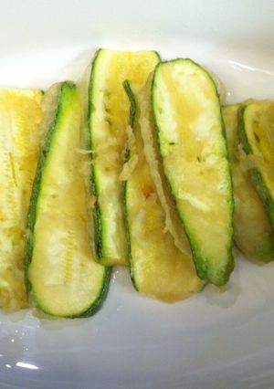 Una foto de Kolokithakia Tiganita – Calabacitas Fritas