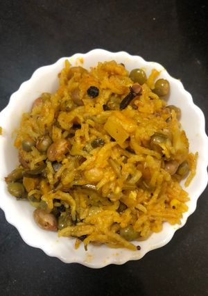 વઘારેલી ખીચડી (Vaghareli Khichdi Recipe In Gujarati) રેસીપી મુખ્ય ફોટો
