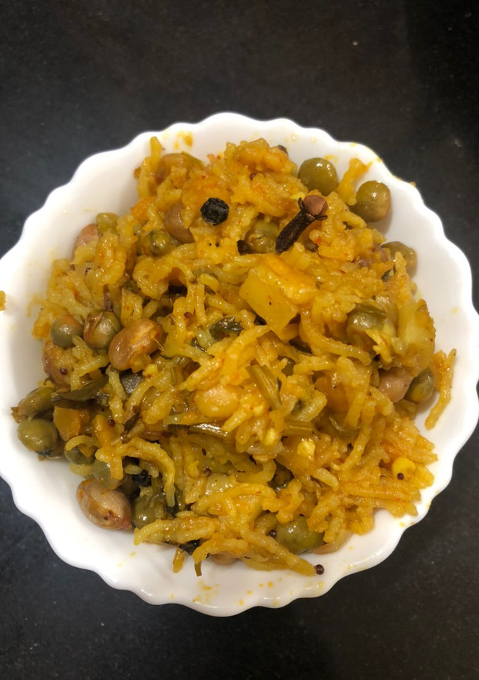 વઘારેલી ખીચડી (Vaghareli Khichdi Recipe In Gujarati) રેસીપી મુખ્ય ફોટો
