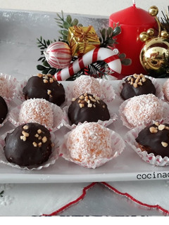 Una foto de Bombones de coco y chocolate