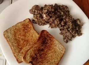 Una foto de Huevitos porreados con pan dorado