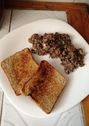 Una foto de Huevitos porreados con pan dorado