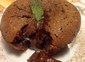 Una foto de Petit gateau au chocolat - Volcán de chocolate