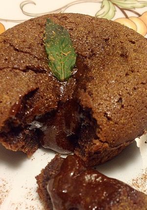 Una foto de Petit gateau au chocolat - Volcán de chocolate