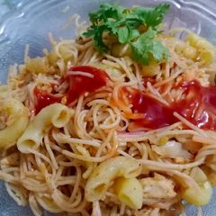 A picture of Macaroni sawaiyan with leftover chicken tikka.