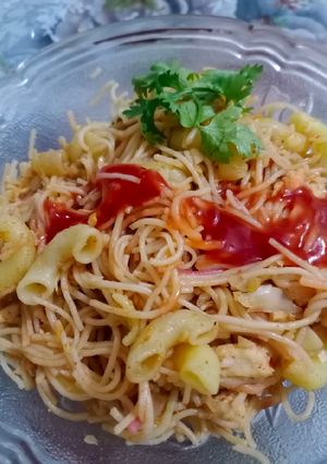 A picture of Macaroni sawaiyan with leftover chicken tikka.