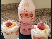 Una foto de vasitos de fresas