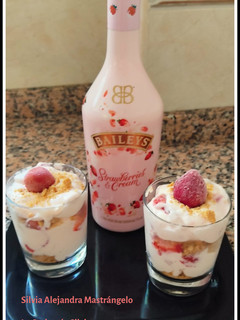 Una foto de Vasitos con fresas y Baileys