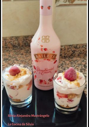 Una foto de Vasitos con fresas y Baileys