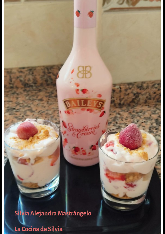Una foto de Vasitos con fresas y Baileys