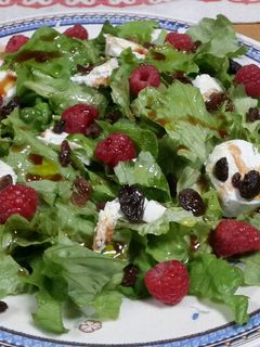 Una foto de Ensalada de queso de cabra