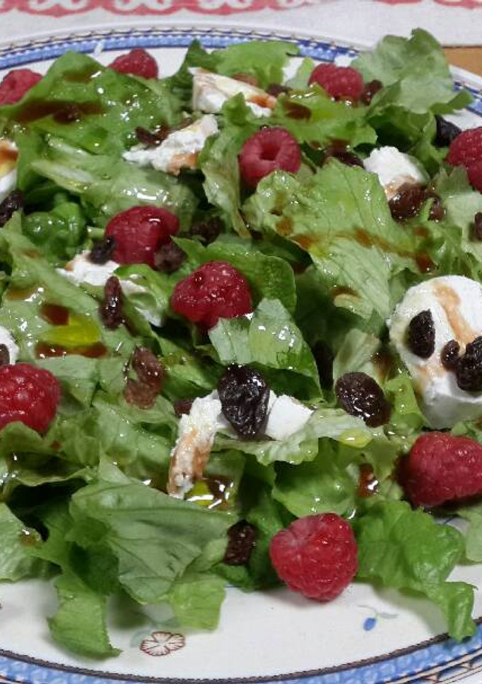 Una foto de Ensalada de queso de cabra