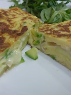Una foto de Tortilla cremosa de calabacín