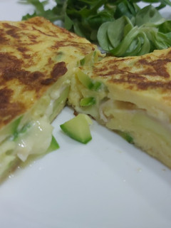 Una foto de Tortilla cremosa de calabacín