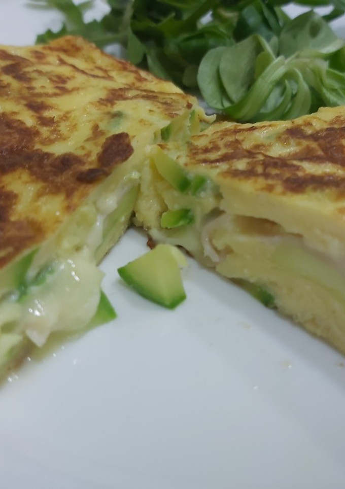 Una foto de Tortilla cremosa de calabacín