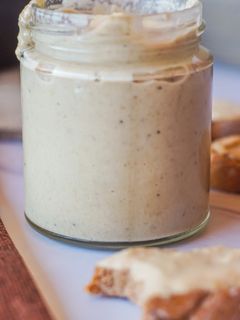 Una foto de Salsa/Untable de berenjena, rulo de cabra y miel