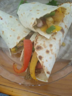Una foto de Tortillas de carne de ternera con verduras, aguacate y tomate