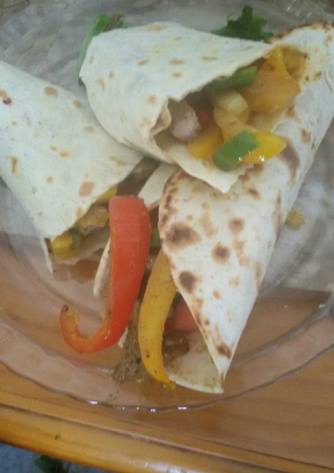 Una foto de Tortillas de carne de ternera con verduras, aguacate y tomate