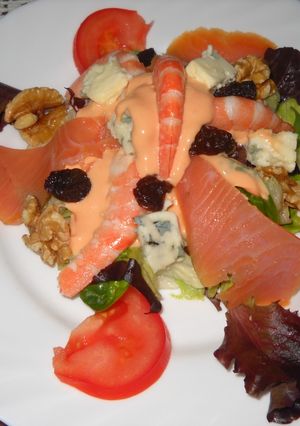 Una foto de Ensalada gourmet con salmón y langostino (3)