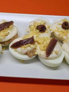Una foto de Huevos rellenos con paté de atún y anchoas