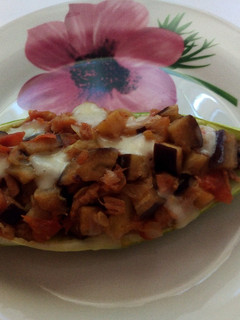 Una foto de Calabacín relleno con verduras y atún