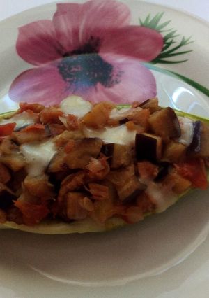 Una foto de Calabacín relleno con verduras y atún