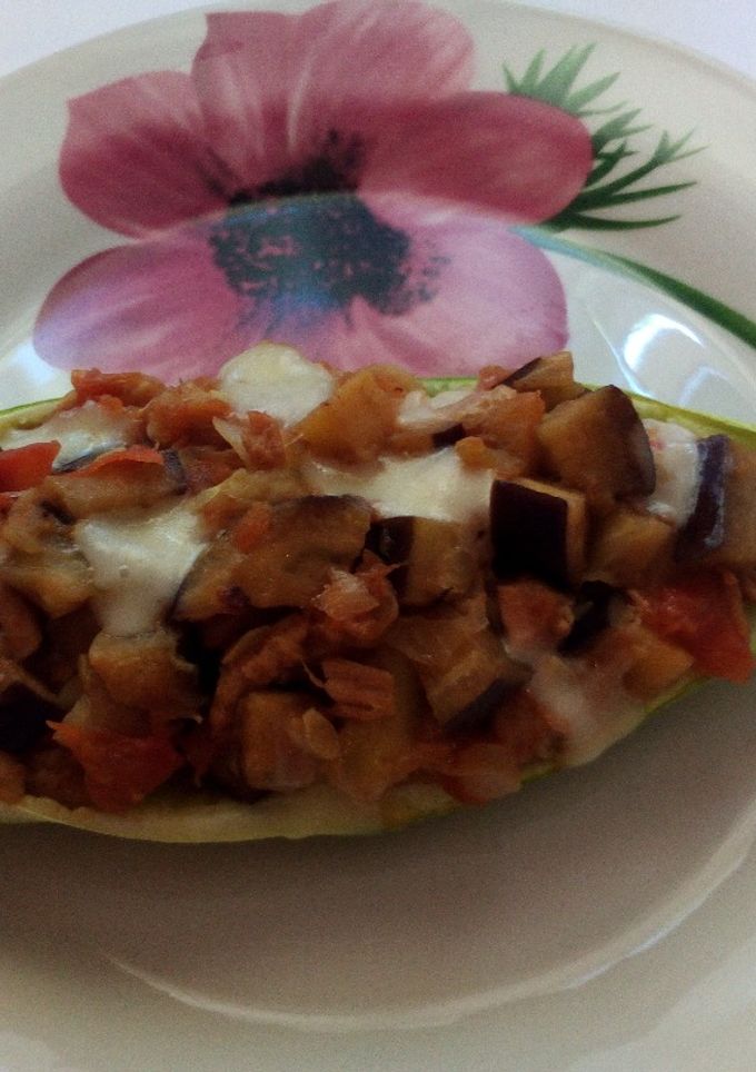 Una foto de Calabacín relleno con verduras y atún