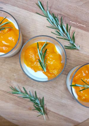 Une photo de Panna cotta avec compotée d'abricot au romarin