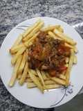 Chop suey de pollo y carne con fritas