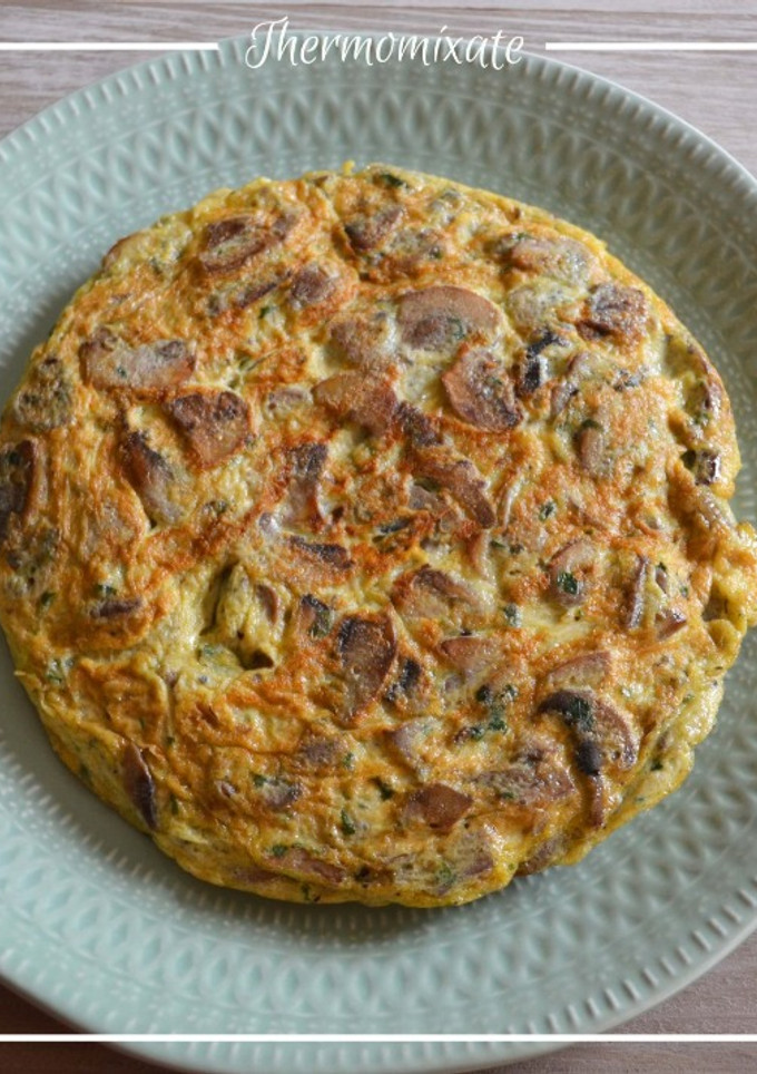 Una foto de Tortilla de champiñones al ajillo con Thermomix