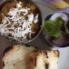 A picture of Pav bhaji with peas.