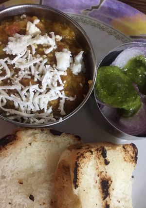 A picture of Pav bhaji with peas.