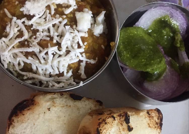 Pav bhaji with peas